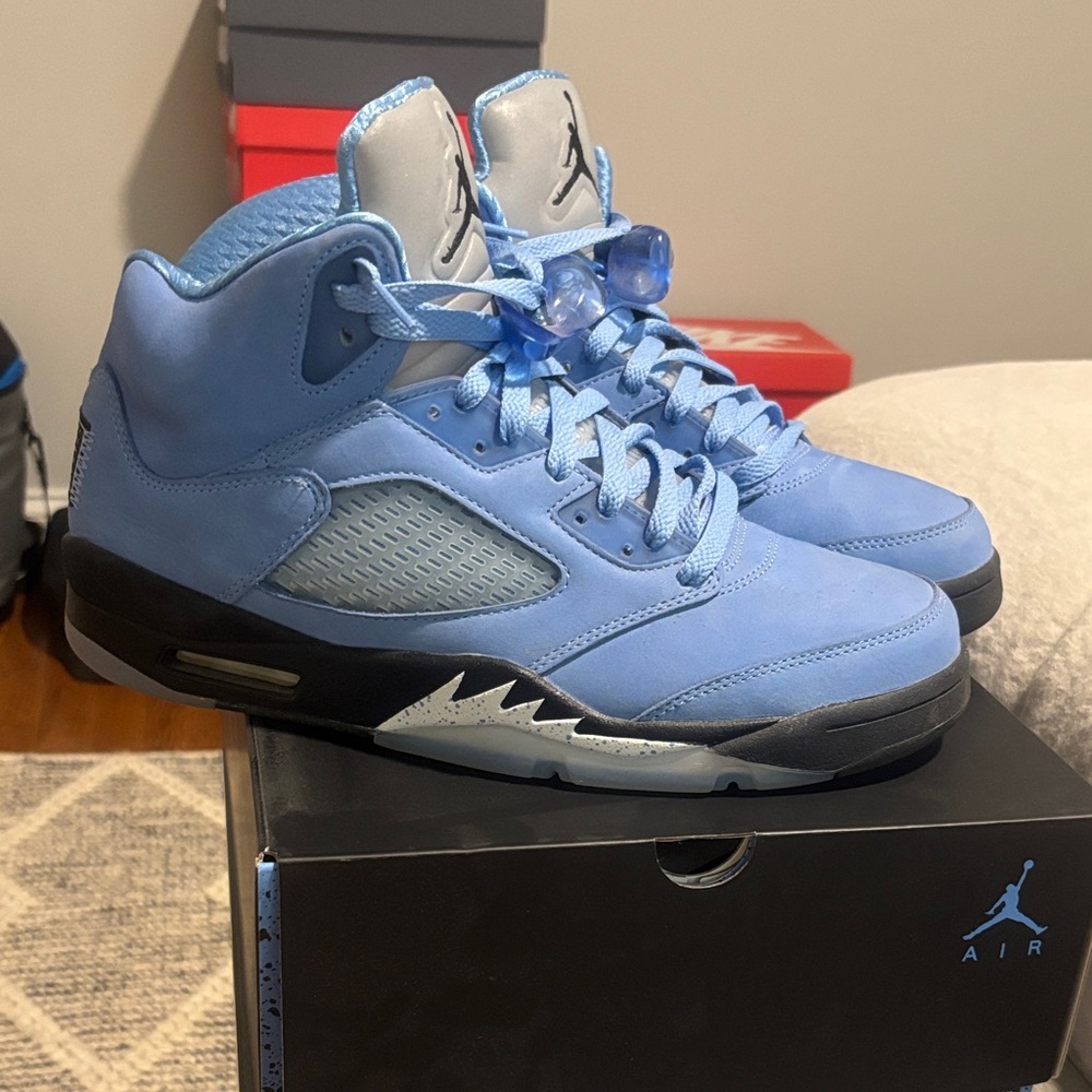 Air Jordan 5 Retro SE - university  Blue, black and white. Men size 10